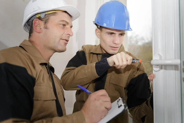 Auftragnehmer Montagegriff Mit Schraubendreher Aufsicht — Stockfoto