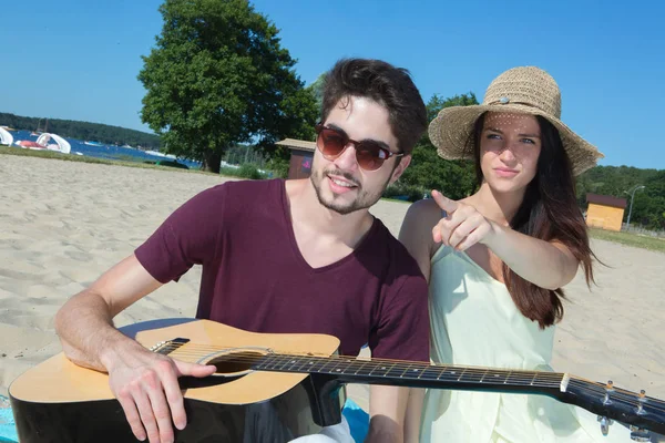 Młody Człowiek Swoją Gitarą Dziewczyną Plaży — Zdjęcie stockowe