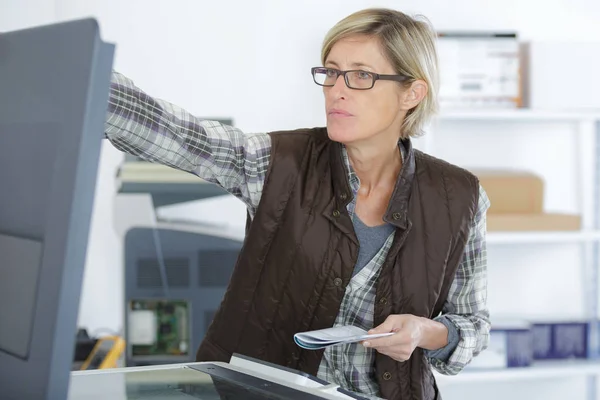 Frau Arbeitet Mit Einem Drucker — Stockfoto