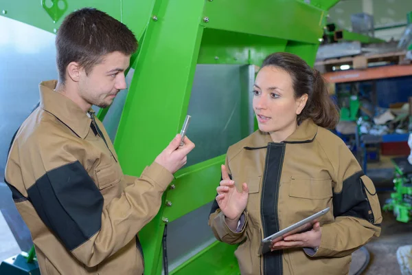 Paar Arbeiter Overalls Der Nähe Von Maschinen Der Fabrik — Stockfoto