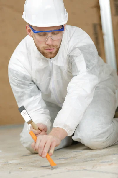 Trabajador Astillado Baldosas Piso — Foto de Stock