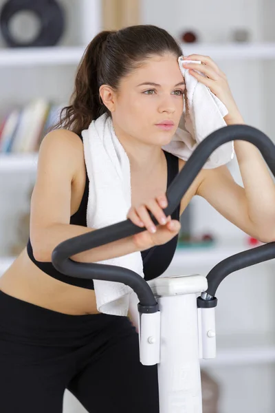 Muskulös Ung Kvinna Som Arbetar Motionscykel — Stockfoto