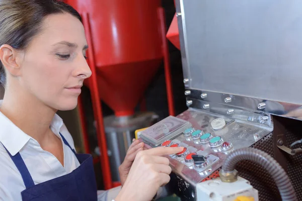 Trabalhadora Operando Uma Máquina Uma Fábrica — Fotografia de Stock