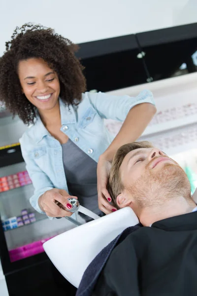 Mytí Vlasů Klienta Umýt Vlasy Holičství Kadeřnictví — Stock fotografie
