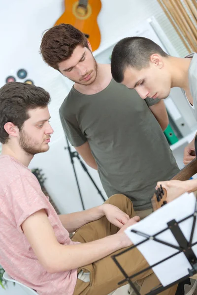 Jeune Groupe Musique Jouant Une Chanson Dans Studio Enregistrement — Photo