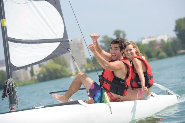 Casal Jovem Dirigindo Catamarã — Fotografia de Stock