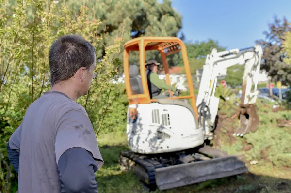 Man Het Opknappen Van Een Tuin — Stockfoto