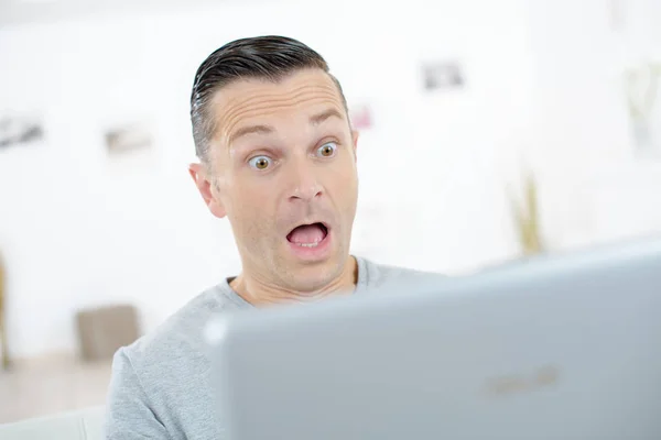 Homem Negócios Chocado Trabalhando Computador Seu Escritório — Fotografia de Stock