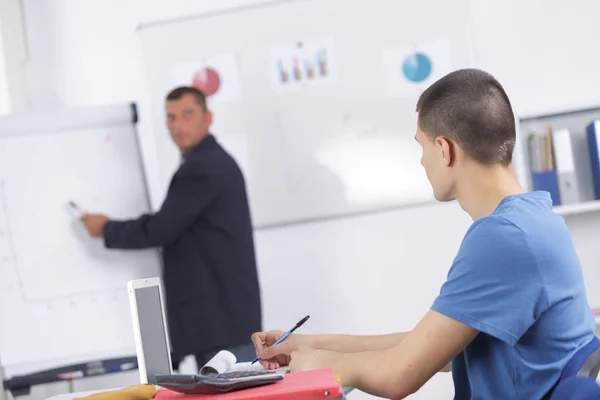 Αρσενικό Δάσκαλο Δάσκαλος Κοντά Οθόνη Whiteboard Δίνει Μάθημα — Φωτογραφία Αρχείου