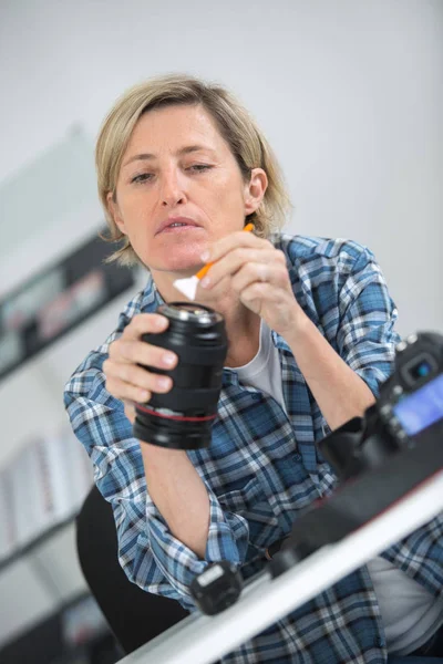 Kobieta Patrząc Uszkodzony Obiektyw Fotograficzny — Zdjęcie stockowe