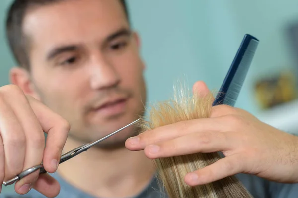 Hombre Cortando Pelo Rubio — Foto de Stock