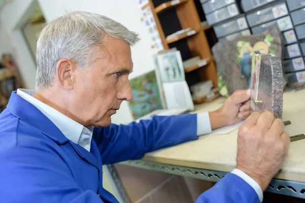 Mann Macht Marmordenkmal — Stockfoto