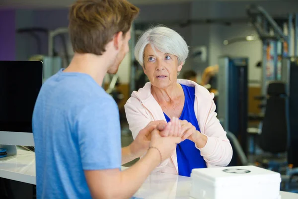 Senior Woman Talking Male Instructor Exercise — Stock Photo, Image