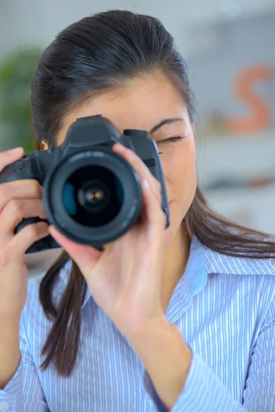 Kvinnlig Fotograf Innehar Professionell Kamera — Stockfoto