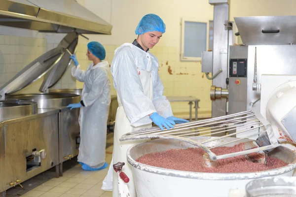 Pracownicy Fabryki Mięsa Mięsa — Zdjęcie stockowe
