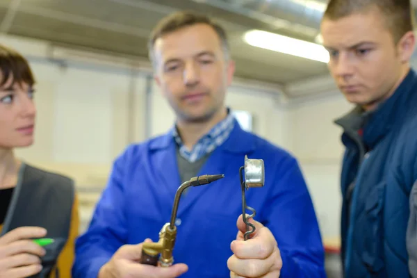 Professeur Ferronnerie Montrant Aux Étudiants Comment Utiliser Toute Sécurité Soudeur — Photo