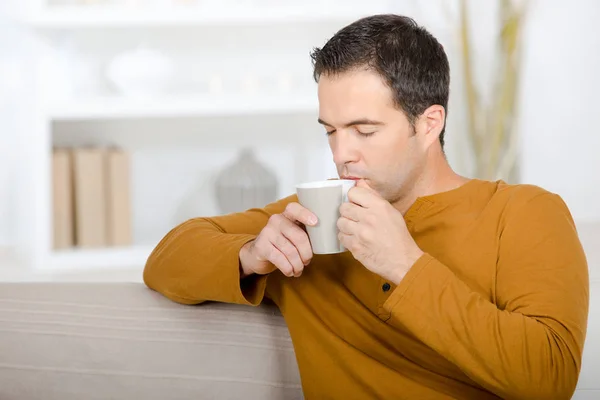 Mann Trinkt Kaffee Und Mann — Stockfoto