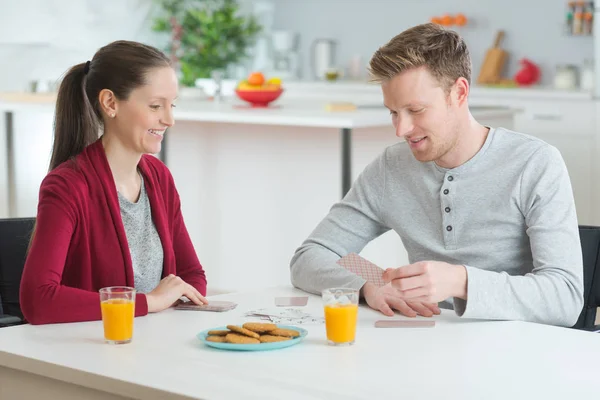 Pareja Joven Jugando Las Cartas Mientras Desayunan Cocina —  Fotos de Stock