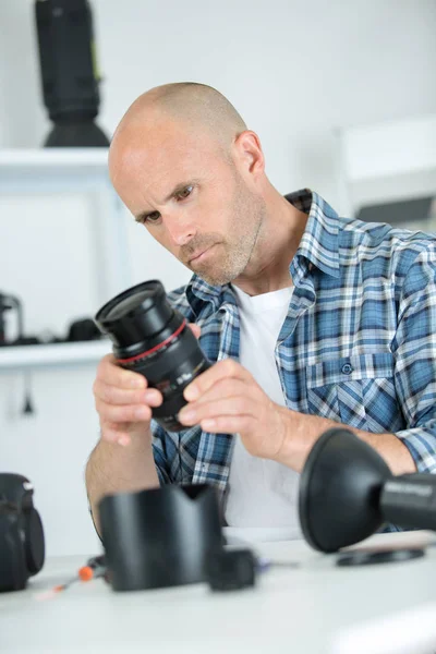 Focused Man Fixing Camera His Workplace — Stock Photo, Image