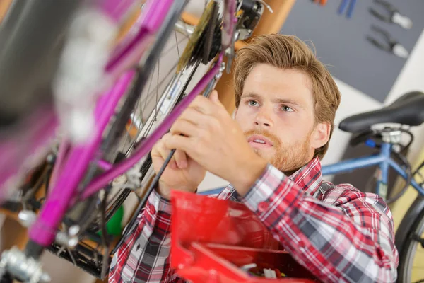Νεαρός Άνδρας Reparing Ένα Ποδήλατο Εργαλεία Του — Φωτογραφία Αρχείου