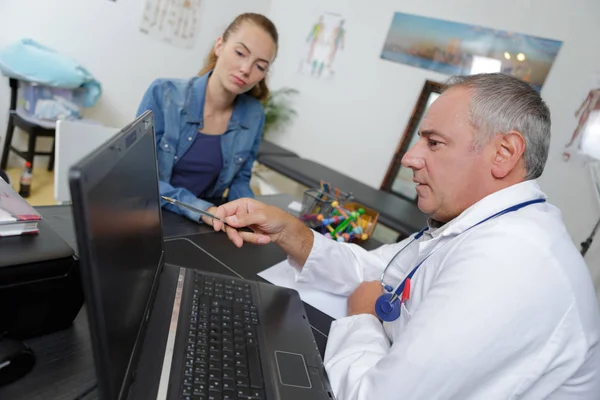 Paciente Médico Sexo Masculino Comunicando Através Computador — Fotografia de Stock