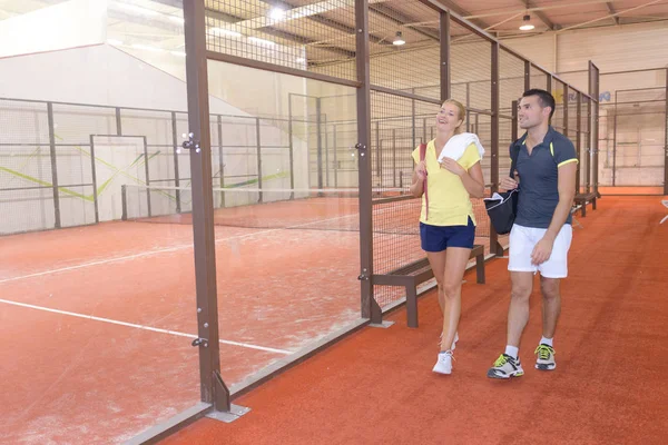 Par avkopplande efter paddel tennismatch — Stockfoto