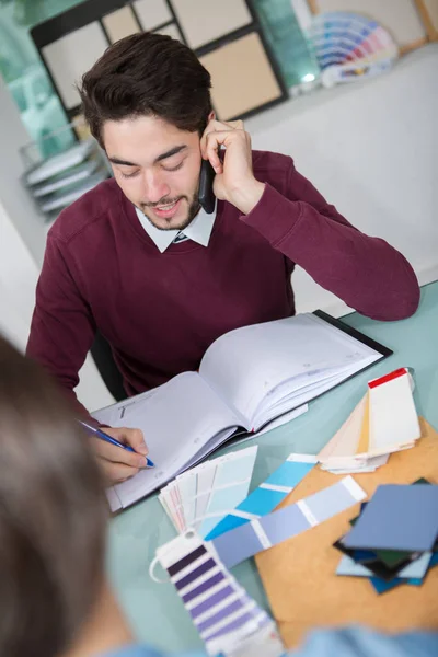 Geconcentreerd knappe zakenman praten op mobiele telefoon in kantoor — Stockfoto