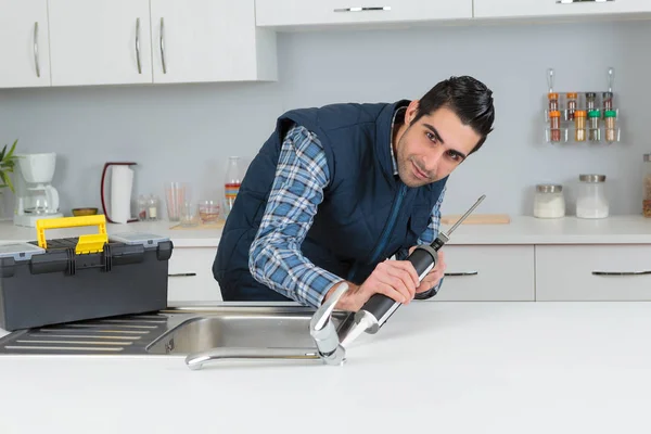 Fontanero con sellador y fontanero —  Fotos de Stock