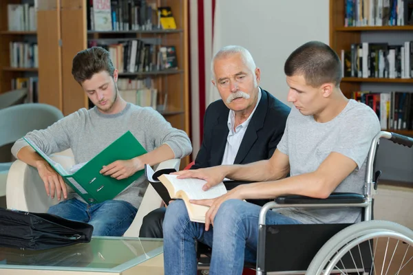 Hommes dans la bibliothèque — Photo