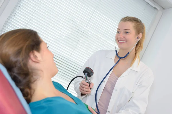 의사가 auscultation 청진 auscultation 여자를 사용 하 여 — 스톡 사진