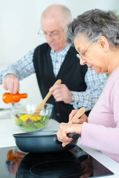 Älteres Ehepaar bereitet das Essen zu — Stockfoto