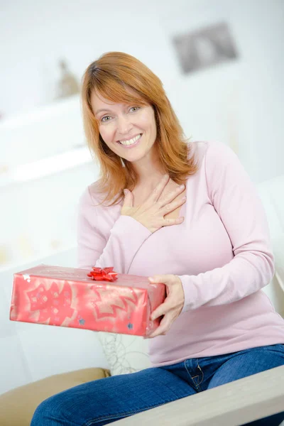 Accepting a gift and gift — Stock Photo, Image