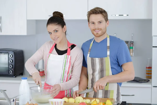 Conceito de estilo de vida de hobby de cozinha casal — Fotografia de Stock