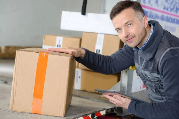 Leverans mannen med skifte nära last lastbil fartygslinje — Stockfoto