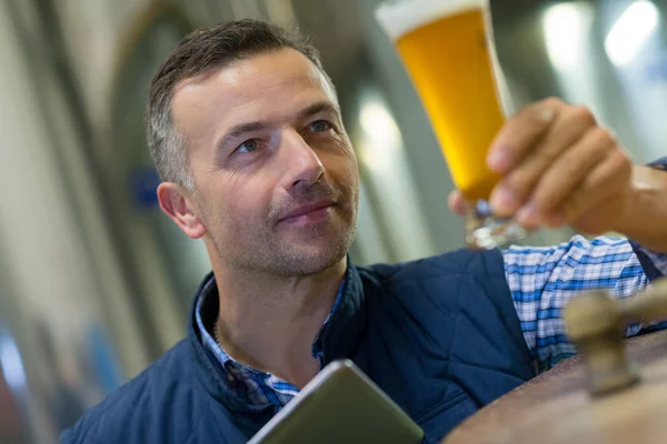 Rewer em cerveja de degustação uniforme — Fotografia de Stock