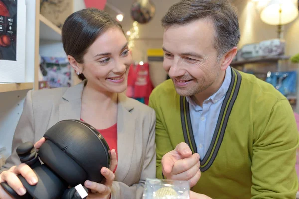 Junge Leute kaufen im Supermarkt ein — Stockfoto