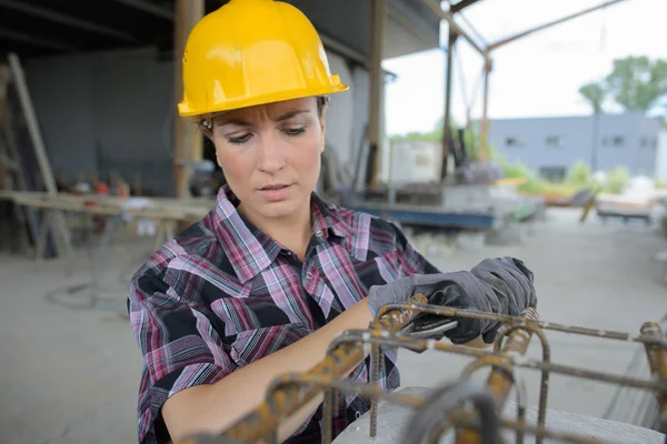 Kvinnlig arbetstagare på industriell arbetsplats — Stockfoto