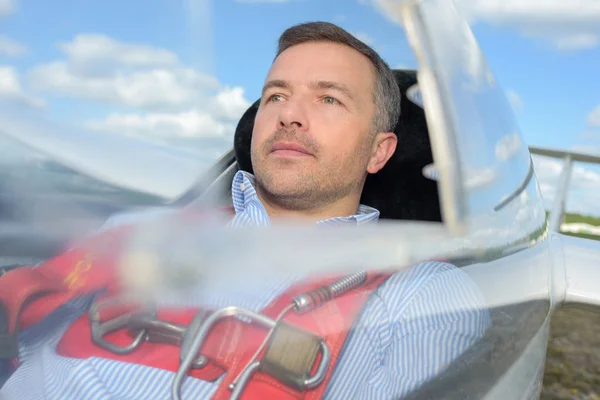 Homem em aeronave de assento único — Fotografia de Stock