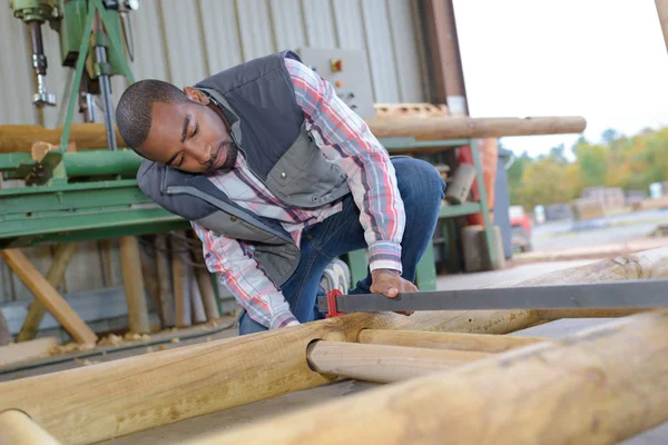 Giovane falegname che lavora in un laboratorio di legno — Foto Stock