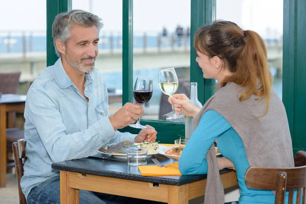 Hombre y señora brindando con copas de vino — Foto de Stock