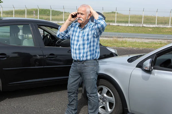 Pensionato disperato al telefono dopo trafic incidente — Foto Stock