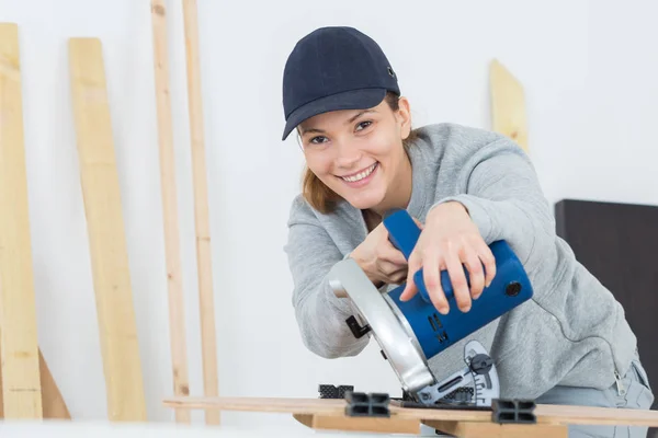 Kadın marangoz kesme tahtası ahşap — Stok fotoğraf