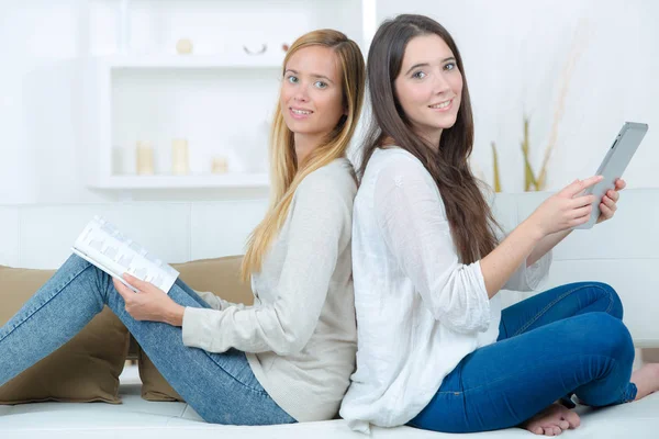 Ragazza studing con il suo amico — Foto Stock