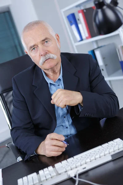 Cheerful businessman looking at the camera — Stock Photo, Image