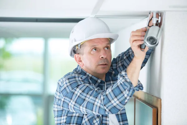 Técnico profissional de CCTV trabalhando — Fotografia de Stock