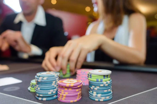 Μάρκες καζίνο και τους λογαριασμούς δολαρίων στο τραπέζι του πόκερ — Φωτογραφία Αρχείου