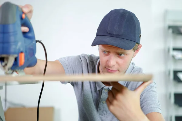 Närbild av workman använder jigsaw — Stockfoto