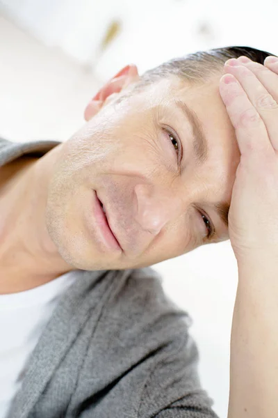Şiddetli baş ağrısı olan adam — Stok fotoğraf