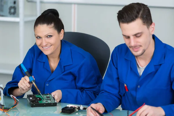 Två elektriker arbetar som team — Stockfoto