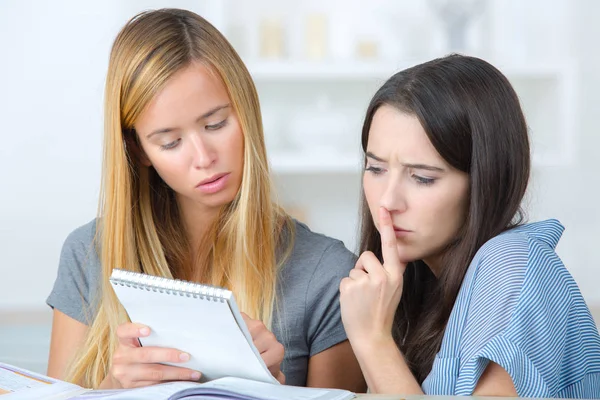 Studentinnen verloren in Gedanken — Stockfoto